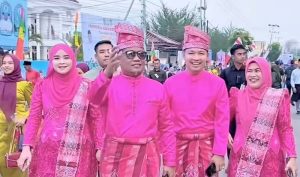 Keterangan foto : Dari Kanan Bupati Pelalawan H.Zukri.Ms dan Istri Sella Pitaloka dan Sebelah Kiri Wakil Bupati Pelalawan H.Husni Tamrin.SH beserta Istri Rohani